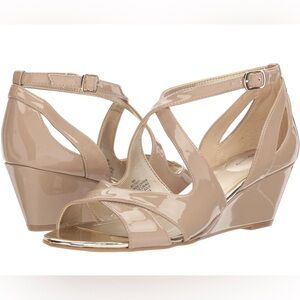 Bandolino Women's Omit Wedge Sandal Nude Size 7
